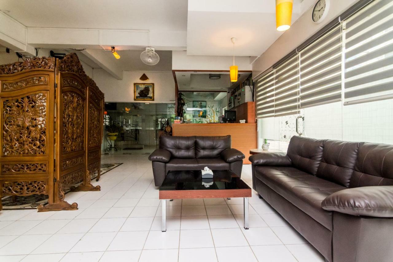 Vaccinated Staff - Oyo 1771 Zeke Hotel Batam Exterior photo