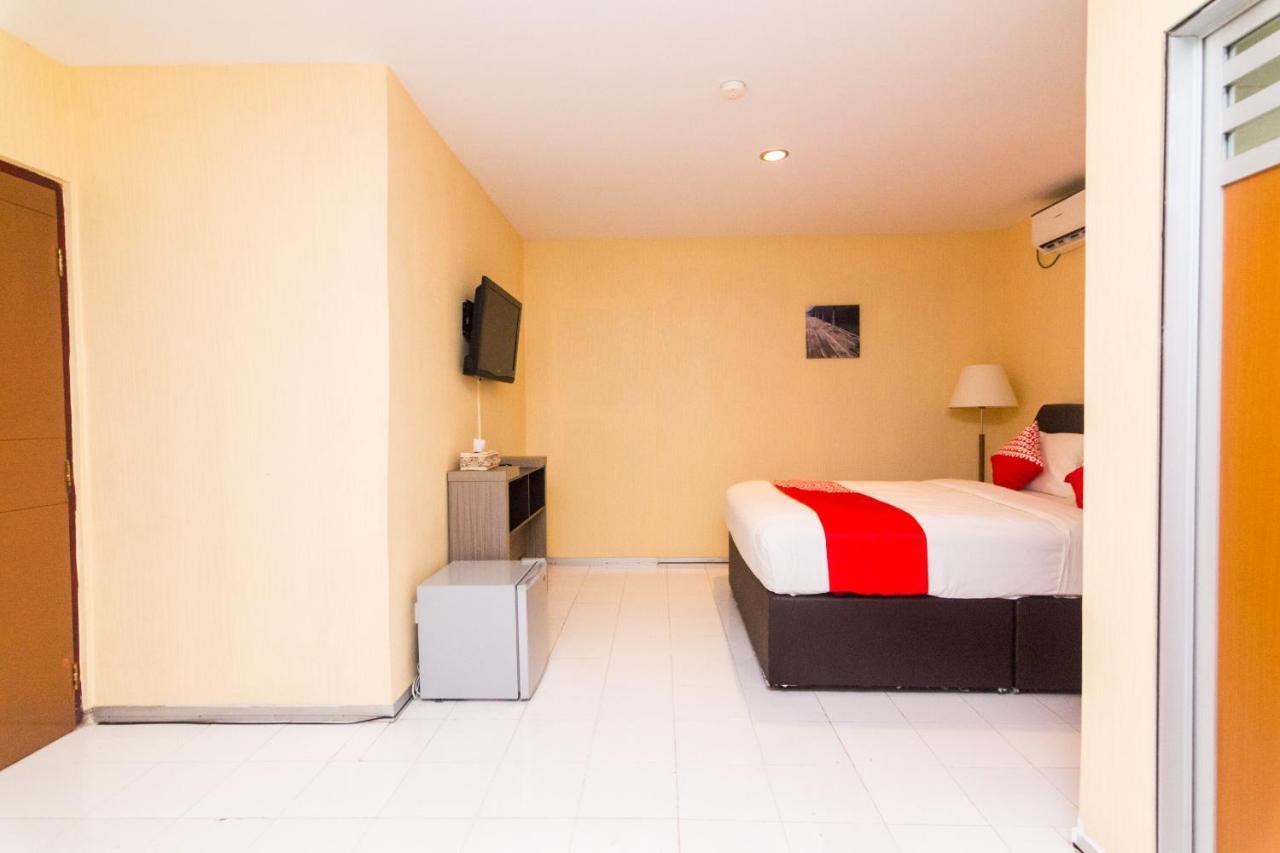 Vaccinated Staff - Oyo 1771 Zeke Hotel Batam Exterior photo